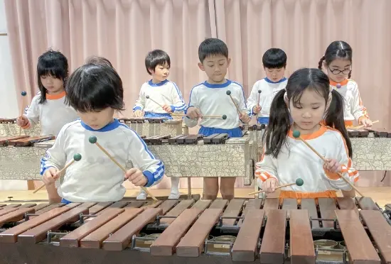 木琴を演奏する子どもたち